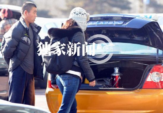湯唯獨自回京無人接機 微笑回應(yīng)偷拍記者毫無星架