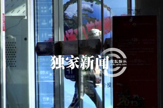 湯唯獨(dú)自回京無人接機(jī) 微笑回應(yīng)偷拍記者毫無星架