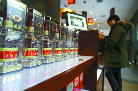 市民在商場(chǎng)選購五糧液 記者 唐浩 攝