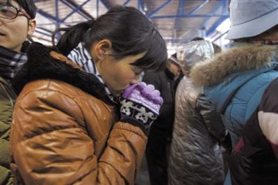 昨日，北京西站北廣場，一名女士正在等候進站。實習(xí)生