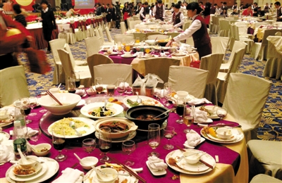 20日，一家國(guó)企在廣州一家五星級(jí)酒店舉行聯(lián)歡會(huì)，當(dāng)晚共擺了70多桌，每桌3900多元。新華社記者 陳曄華 攝