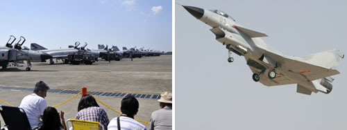 左圖：2009年9月13日，參加日本航空自衛(wèi)隊航空節(jié)的F—4EJ（近）和F—15J（遠(yuǎn)）戰(zhàn)機。右圖：中國空軍殲—10戰(zhàn)斗機
