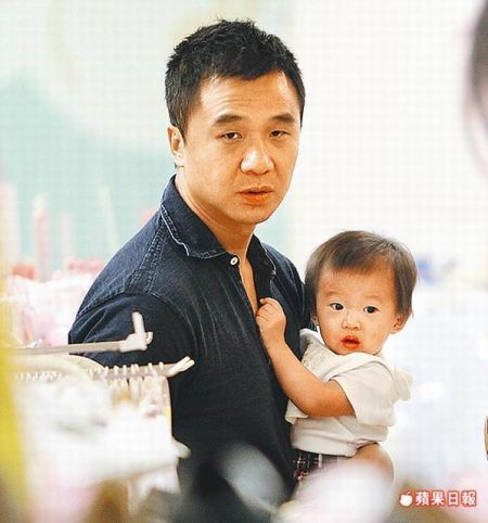 林嘉欣老公袁劍偉（左）相當(dāng)呵護(hù)女兒Kayla。