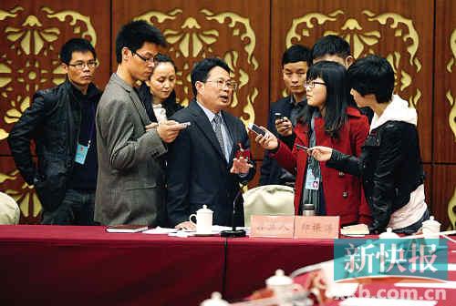 昨日，韶關市委書記鄭振濤就始興縣官員財產(chǎn)公示回答記者問題。 新快報記者夏世焱/攝