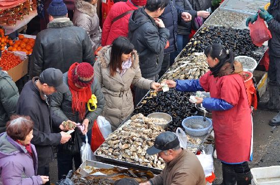 過大年趕大集 李村集場面火爆年味濃