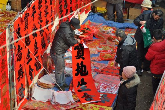 過大年趕大集 李村集場(chǎng)面火爆年味濃