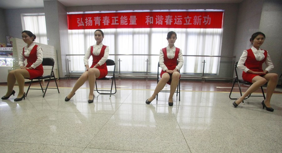 濟(jì)鐵招募美女志愿者應(yīng)對春運人海