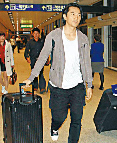 伊健與YoYo前晚返港，分開閘口出，但忍不住穿上情侶裝大曬恩愛