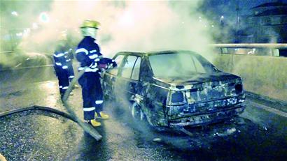 撞上護(hù)欄，惹“火”小轎車