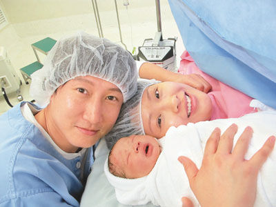 洪天明產房陪周家蔚剖腹產子 洪金寶當爺爺感謝兒媳