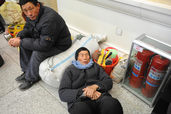 本網實拍春運眾生相:不管多苦也要回家