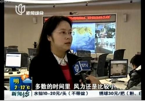 鏡頭中右下角的工作人員卻正在玩三國殺。（視頻截圖）