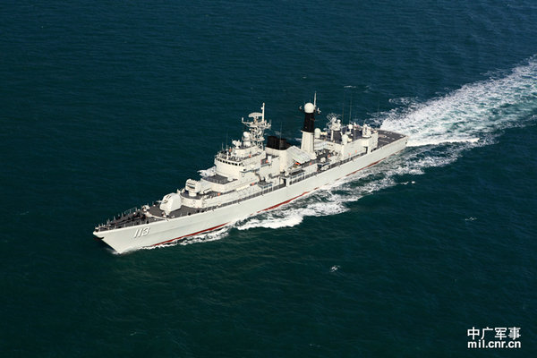 資料圖：航拍艦艇編隊(duì)指揮艦青島艦。