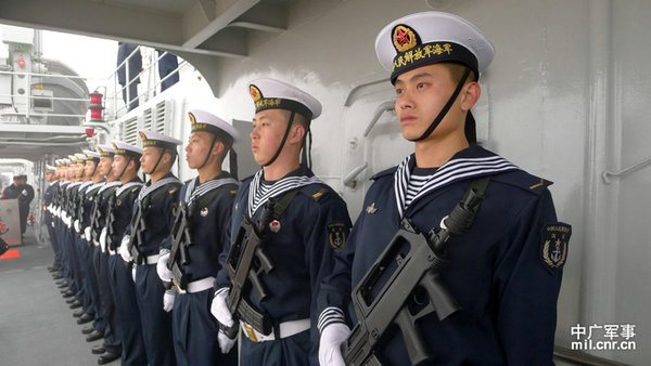 資料圖：戰(zhàn)艦上整裝待發(fā)的水兵。