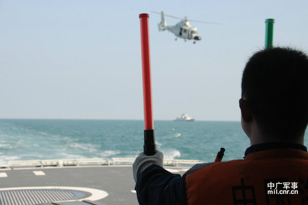 資料圖：艦載直升機(jī)起飛升空。