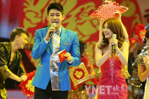 柳巖桃紅長(zhǎng)裙登臺(tái)主持 雪膚傲乳顯性感優(yōu)雅