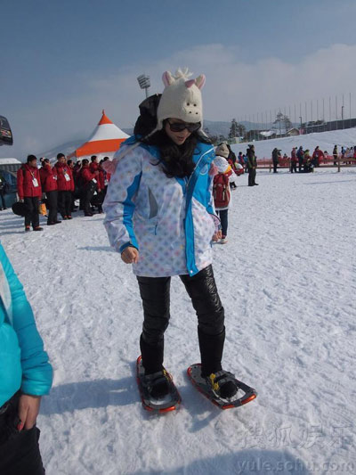 章子怡帶奶牛帽與姚明雪地賽跑 變“大腳怪”現(xiàn)身韓國
