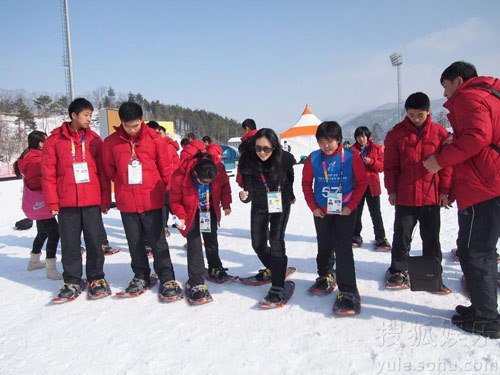 章子怡帶奶牛帽與姚明雪地賽跑 變“大腳怪”現(xiàn)身韓國