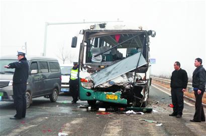 霧打霧撞，客車(chē)追尾26人傷