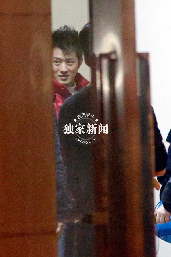 李冰冰相約任泉御姐范十足 時刻關(guān)注手機顯神秘 