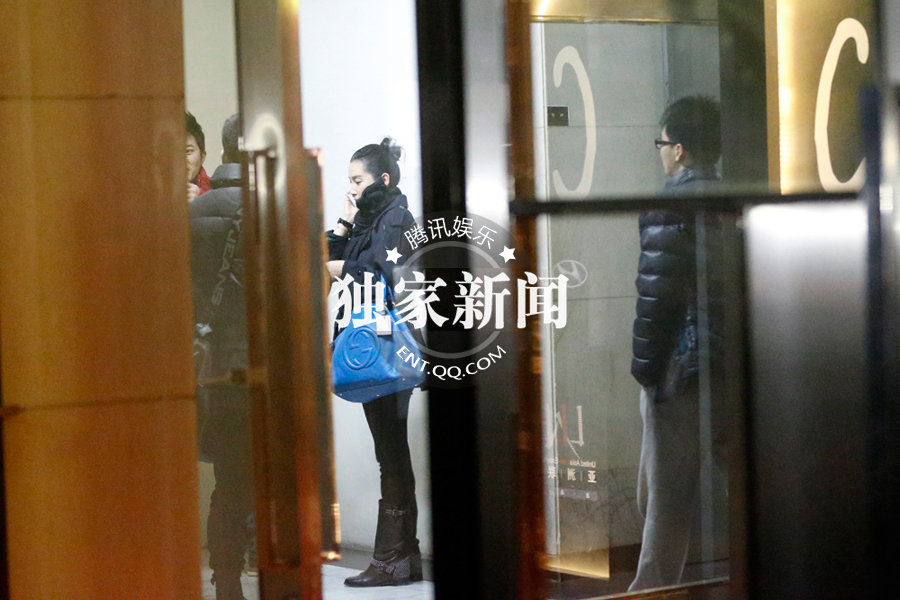 李冰冰相約任泉御姐范十足 時刻關注手機顯神秘 