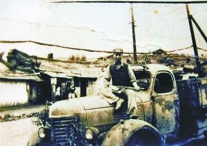 楊光在朝鮮和愛車吉斯150。