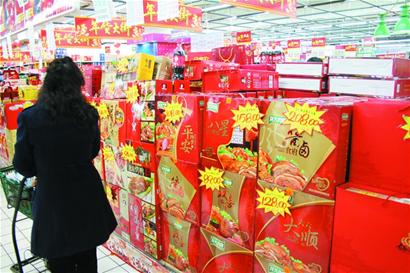 今年年貨禮盒走親民路 價格實惠銷量減三成