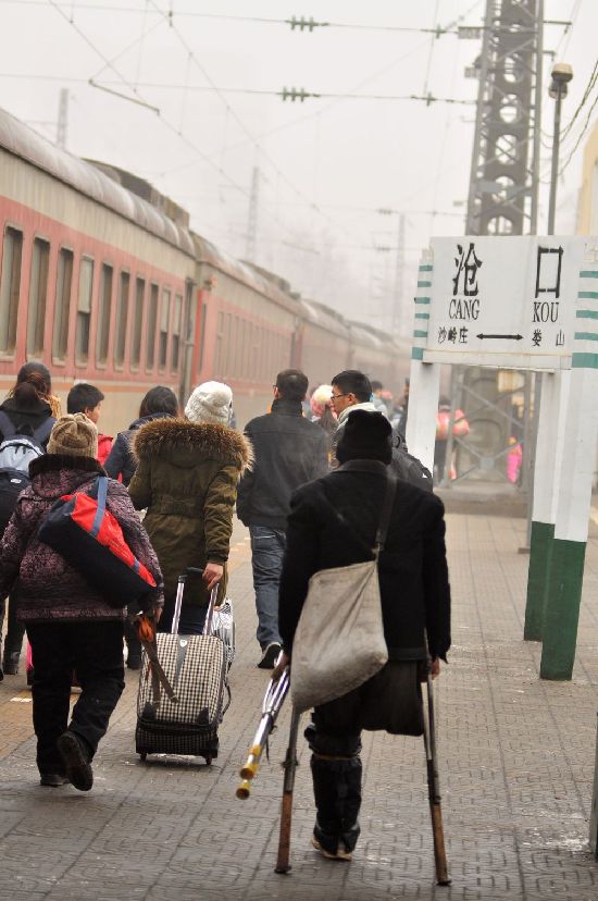 風(fēng)雨無阻回家路 實(shí)拍青島春運(yùn)表情