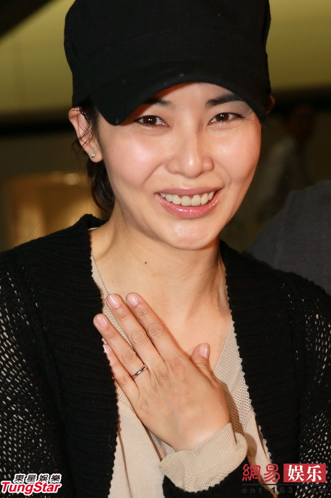 鄭伊健蒙嘉慧結婚后返港