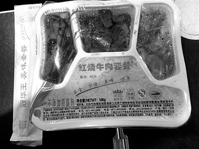 1月30日，D335列車(chē)上銷(xiāo)售的40元套餐。制造商稱(chēng)成本20元左右。新京報(bào)記者 王瑞峰 攝