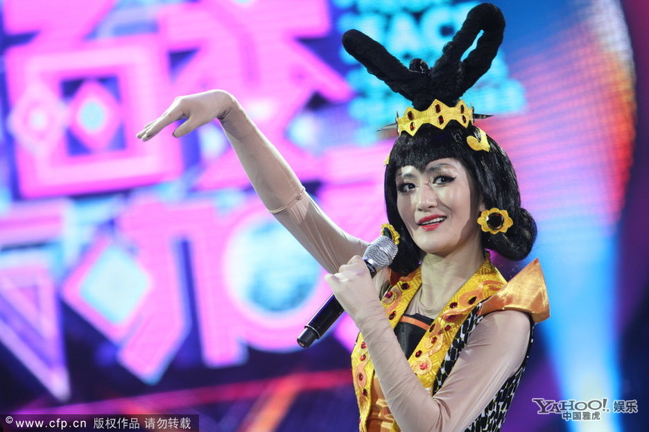 謝娜《大咖秀》模仿蛇妖 狂扭身軀笑爆全場(chǎng)