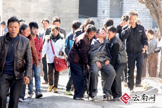 66歲的村民許紹忠妻子今天才安葬，家園也在今天被毀，悲傷中昏迷多次。