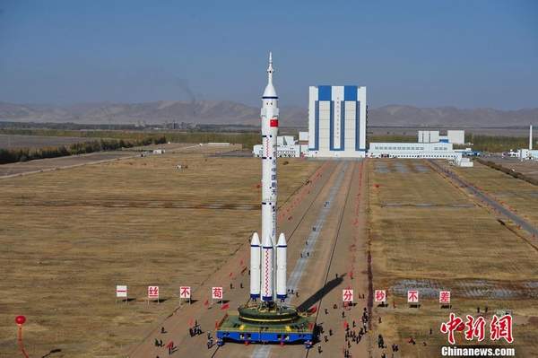 神舟八號飛船在酒泉衛(wèi)星發(fā)射中心擇機(jī)發(fā)射。中新社發(fā) 宿東 攝