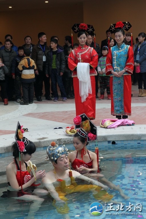 帝王頭湯十萬(wàn)拍得引圍觀 嬪妃宮女陪入?。ńM圖）