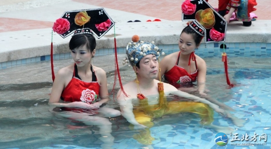 帝王頭湯十萬拍得引圍觀 嬪妃宮女陪入?。ńM圖）