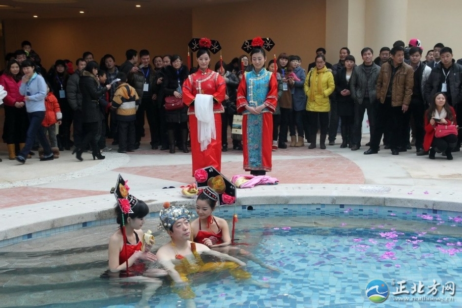 帝王頭湯十萬拍得引圍觀 嬪妃宮女陪入浴（組圖）