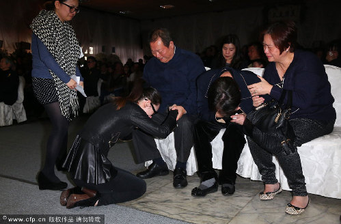 2013年2月3日訊，臺北，2月2日，藝人戎祥追悼會舉行。戎祥遺孀墨鏡現(xiàn)身跪地哭倒，藝人大小S，以及她們的夫婿汪小菲、許雅鈞，還有章子怡等人都送花致意。戎祥在演藝圈近20年，好友庹宗康、宋少卿、秦偉、九孔、白云、陳建州、Makiyo、陳為民、胡瓜等人都到場送他最后一程，陳為民更是一踏出會場哭到不能言語，最后更因太過思念好友，傷心地說：“戎祥，你在地下等我。”庹宗康和戎祥高中結(jié)為好友，他一反往常堅強，情緒崩潰：“我昨天夢到他，要我陪他散散步，我真的很希望能陪他多走一點時間！他走后，所有朋友都會幫他照顧家里、照顧芊合。” 圖為戎祥遺孀哭倒跪地。