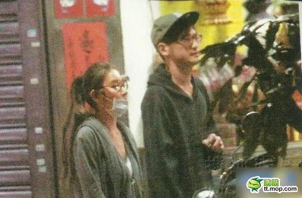 臺灣媒體報道，性感人妻歌手許維恩和老公Alex田恩沛(前偶像團體B.A.D成員)分居后，被直擊載著年輕男性返家，該名男子是以裸奔、吃羊大便闖出 名的CIRCUS團員KID，年紀小許維恩3歲
