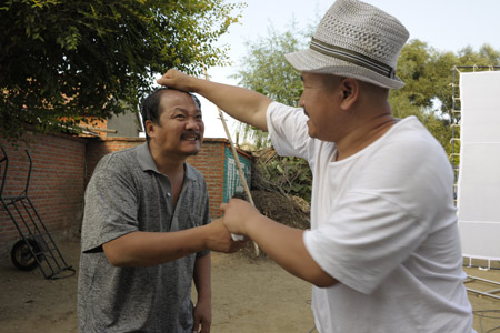 《鄉(xiāng)村愛情》里的演員都是本山傳媒集團(tuán)下的演員，是本山的弟子