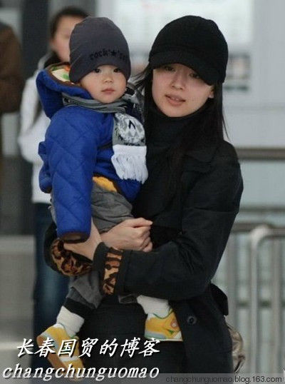 董潔婚變后素顏抱子外出暴瘦 正辦離婚程序(組圖)