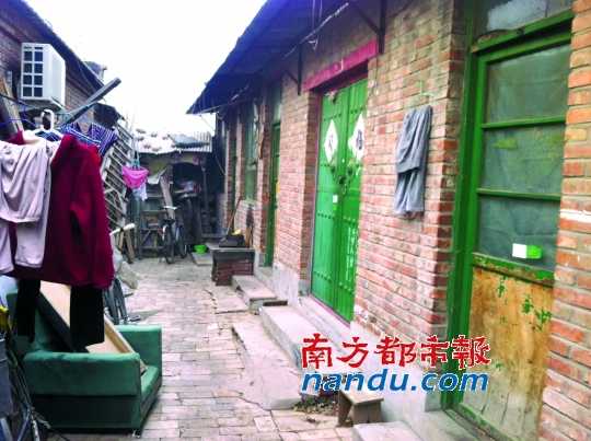北京王四營(yíng)鄉(xiāng)雙合村102號(hào)院，中間的鐵門處即為“黑監(jiān)獄”。 王星