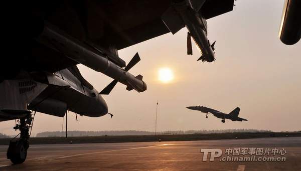 蘭空航空兵某團戰(zhàn)機迎著朝霞起飛。朱志章 攝