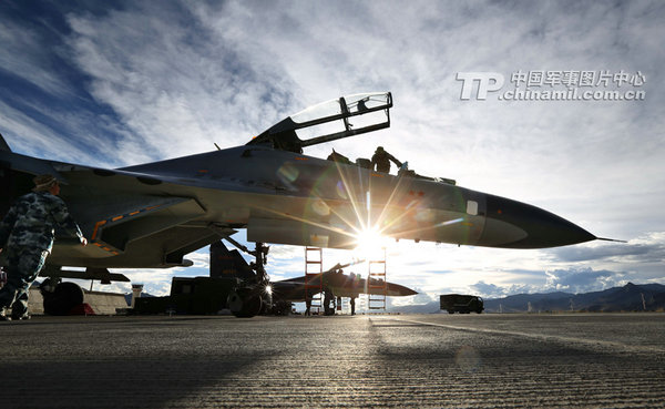 成都軍區(qū)空軍航空兵某師機務和場站官兵在西藏高原某機場緊張準備戰(zhàn)機。