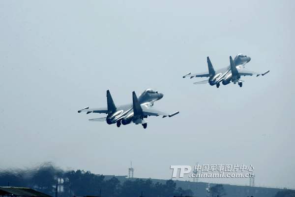 資料圖：南空航空兵精確打擊中遠(yuǎn)距離目標(biāo)。