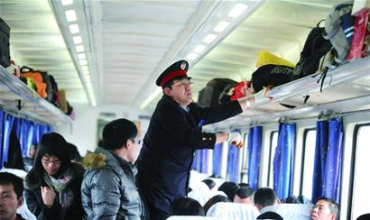 春運(yùn)列車(chē)員:除夕餐車(chē)包餃子過(guò)年 沒(méi)親人陪沒(méi)春晚看