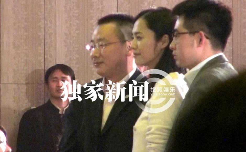 姚晨挺肚赴年會曹郁接送