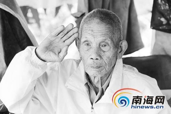2月5日，秦崇議在家中向客人敬軍禮。