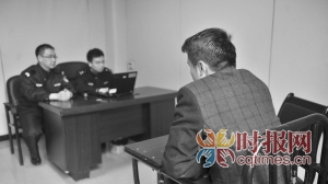 南岸區(qū),民警對(duì)被抓獲的“黑車”司機(jī)王洪詢問(wèn)案發(fā)當(dāng)時(shí)的細(xì)節(jié)