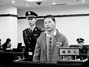 一臉稚氣的孟某站在法庭上受審。