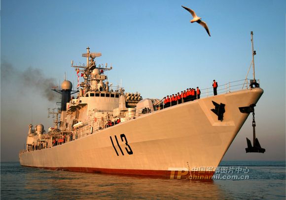 資料圖：海軍青島艦擔(dān)負(fù)海上戰(zhàn)備巡邏任務(wù)。